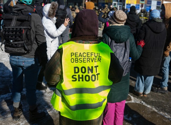 A large crowd gathers at the scene where federal agents fatally shot Alex Pretti in Minneapolis, Minn., on Saturday, Jan. 24, 2026. (Aaron Nesheim/Sahan Journal/Catchlight Local via AP)