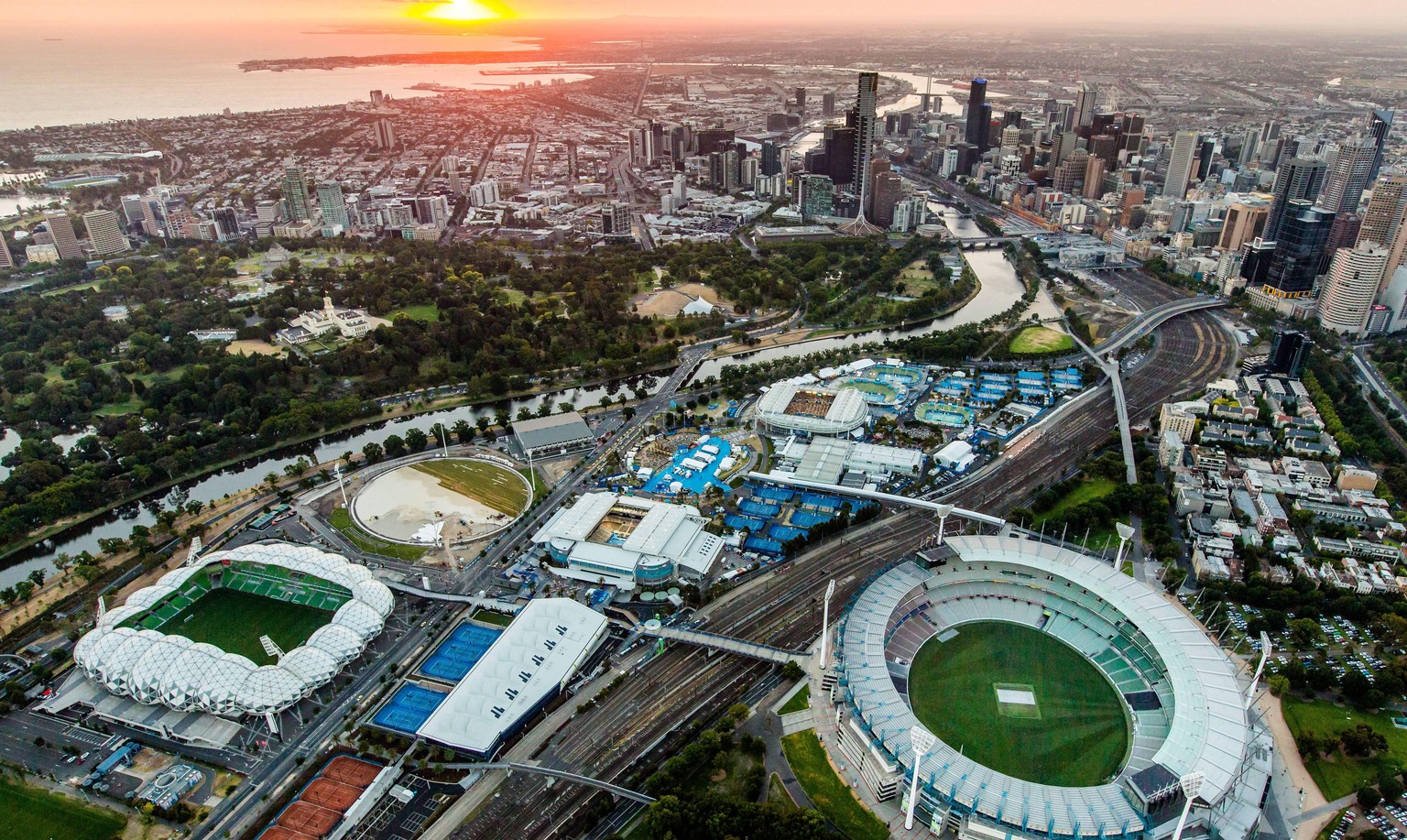 Bildnummer: 12611434 Datum: 20.01.2013 Copyright: imago/Hasenkopf
Australian Open 2013, Melbourne Park,ITF Grand Slam Tennis Tournament, Uebersicht aus der Luft,in der Mitte die Melbourne Park Tennis  ...