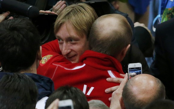 Umarmung zweier grossen Russen: Putin beglückwünscht Pluschenko zum Team-Gold.