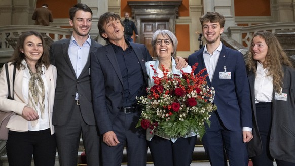 Die neu gewaehlte Bundesraetin Elisabeth Baume-Schneider SP-JU, steht bereit fuers Familienfoto, mit Noemie Aubry, Sohn Luc, Ehemann Pierre-Andre, Sohn Theo und Vanessa Giadini, von links, nach der Er ...