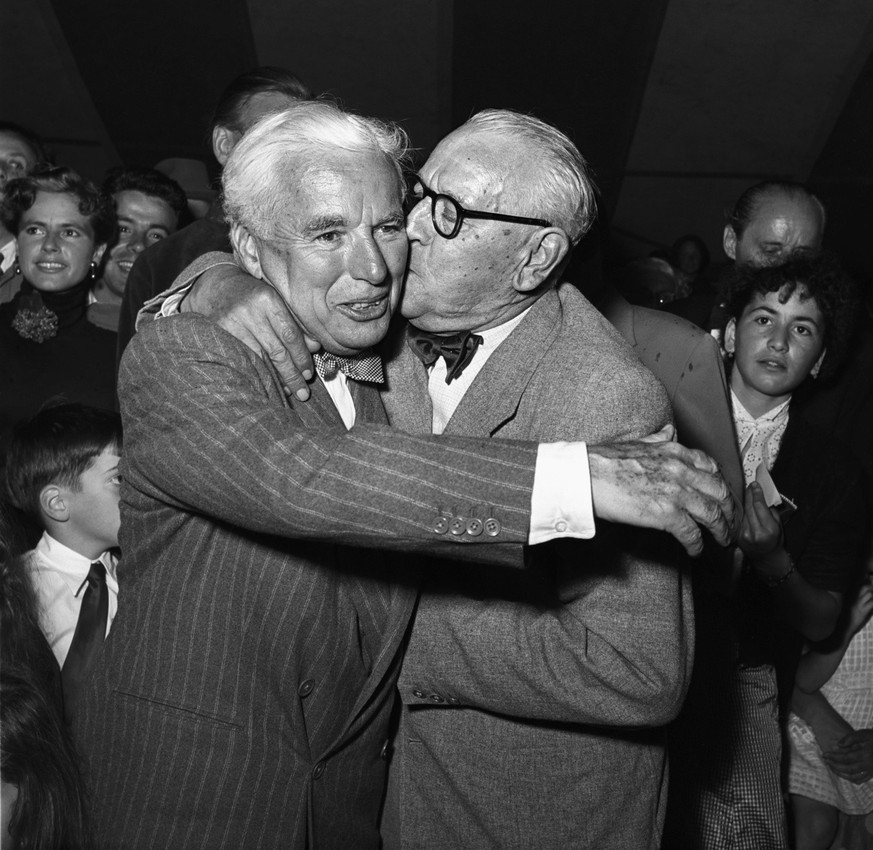 SCHWEIZ CLOWN GROCK CHAPLIN
Clown Grock (1880-1959) (right) welcomes Charlie Chaplin, who came to visit Grock in his circus in Lausanne in the canton of Vaud, Switzerland, with a kiss on the cheek, pi ...