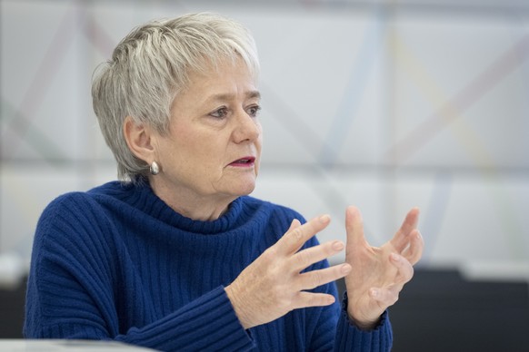 Regierungsraetin Jacqueline Fehr spricht an der Vernissage des Projekts "Zeichen der Erinnerung" am Freitag, 21. November 2025 auf der Klosterinsel in Rheinau. Der Kanton Zuerich platziert z ...