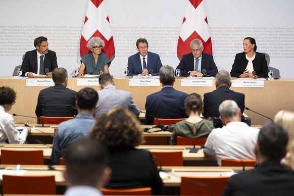 Bundesrat Albert Roesti, Mitte, spricht neben Roland Pfister, Delegierter fuer wirtschaftliche Landesversorgung, Katrin Schneeberger, Direktorin Bundesamt fuer Umwelt BAFU, Christian Hofer, Direktor d ...