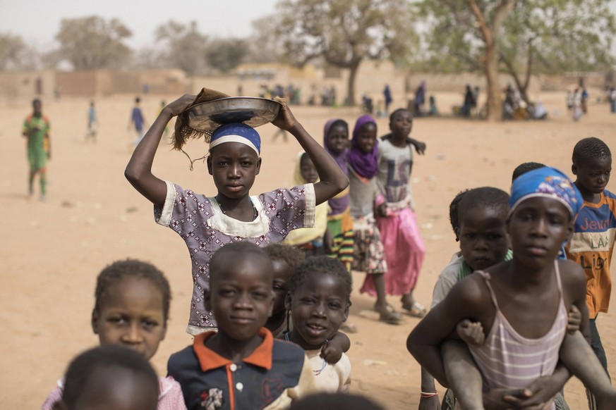 displaced children Enfants deplaces Half of the population is under the age of majority in Burkina Faso. Children are therefore proportionally the most affected by the conflicts that are shaking up th ...