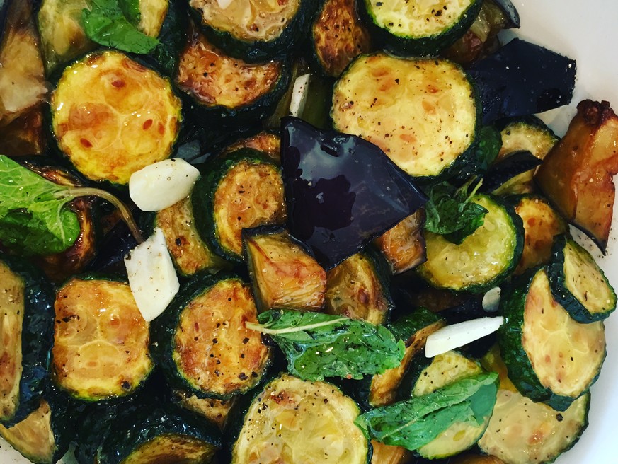 http://www.lacucinadeivianello.it/zucchine-melanzane-alla-scapece/ Zucchini e melanzane alla scapece
auberginen courgette gemüse vegetarisch essen food italienisch italien italia küche carluccio