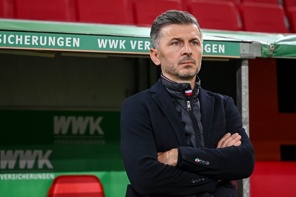 ARCHIV - 04.10.2024, Bayern, Augsburg: Fußball: Bundesliga, FC Augsburg - Bor. Mönchengladbach, 6. Spieltag, WWK-Arena. Augsburgs Sportdirektor Marinko Jurendic steht vor dem Spiel im Stadion. (zu dpa ...