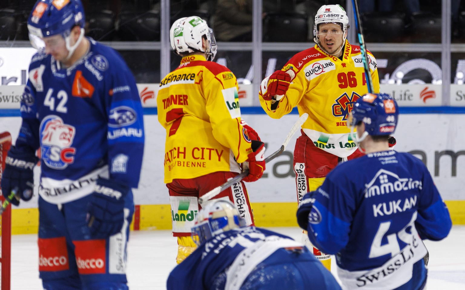 EHC Biel Stuerner Damien Brunner (#96) feiert seinen Treffer zum 0-1 waehrend dem Eishockey-Meisterschaftsspiel der National League zwischen den ZSC Lions und dem EHC Biel am Mittwoch, 15. Februar 202 ...