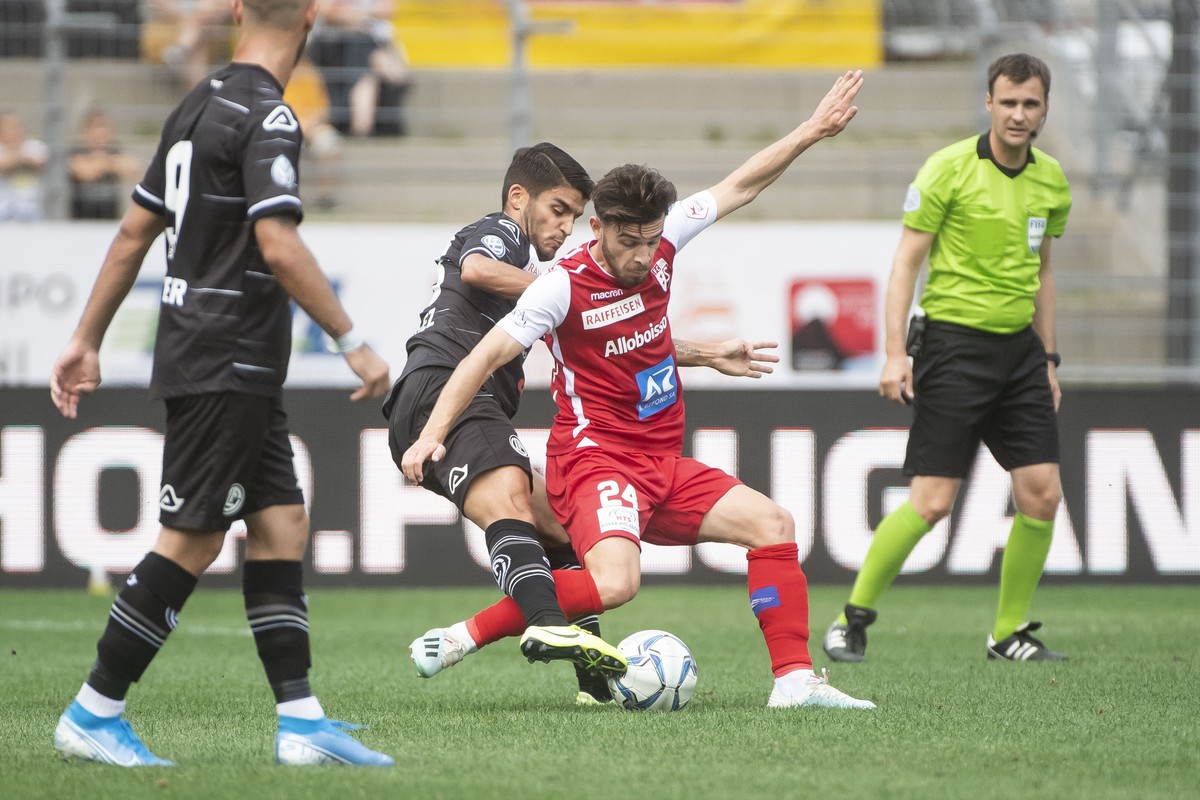 From left, Lugano's player Francisco Rodriguez and Sion's player Bastien Toma, during the Super League soccer match FC Lugano against FC Sion, at the Cornaredo stadium in Lugano, Sunday Augu ...