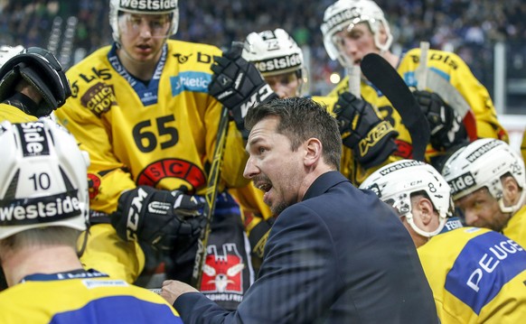 SC Bern Cheftrainer Lars Leuenberger spricht zu seinem Team waehrend einem Timeout waehrend dem Eishockey-Meisterschaftsspiel der National League A zwischen den ZSC Lions und dem SC Bern am Sonntag, 2 ...