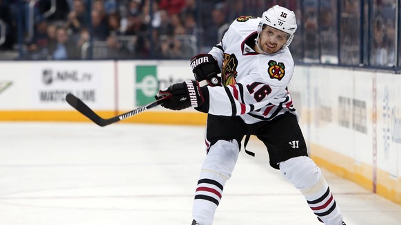 ARCHIV --- ZUM WECHSEL DES SCHWEDISCHEN CENTERS MARCUS KRUEGER VON DEN CHICAGO BLACKHAWKS ZU DEN ZSC LIONS STELLEN WIR IHNEN FOLGENDES BILDMATERIAL ZUR VERFUEGUNG --- In this Oct. 21, 2016, file photo ...