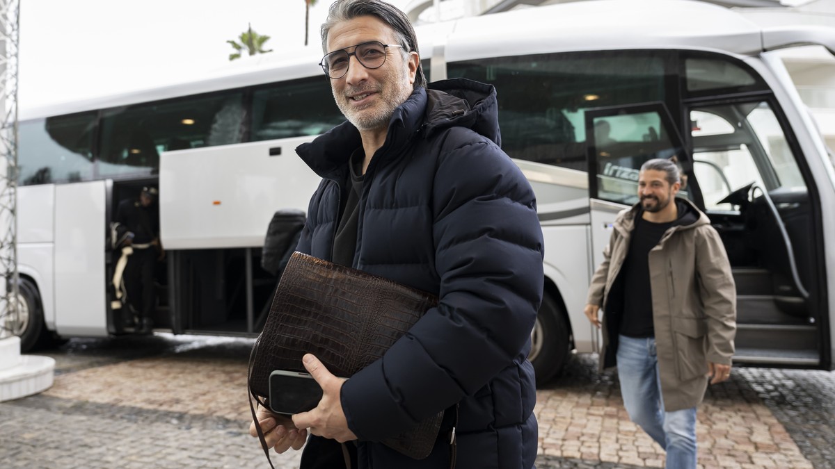 Der Cheftrainer der Schweizer Fussballnationalmannschaft, Murat Yakin, links, und der neue Assistenztrainer der Schweizer Fussballnationalmannschaft, Davide Calla, rechts, kommen im Hotel Conrad Algar ...