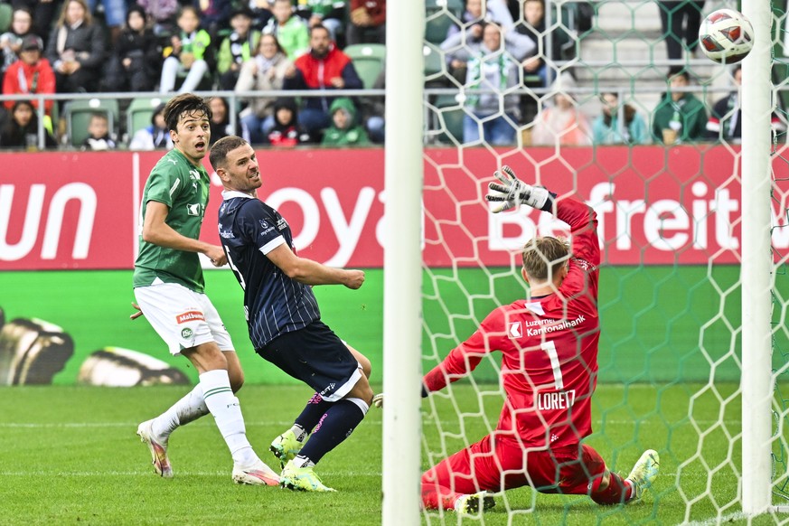 St. Gallens Albert Vallci, links, trifft zum 2-1 gegen Luzerns Torhueter Pascal Loretz, im Fussball Super League Spiel zwischen dem FC St. Gallen und dem FC Luzern, am Sonntag, 6. August 2023, im Kybu ...