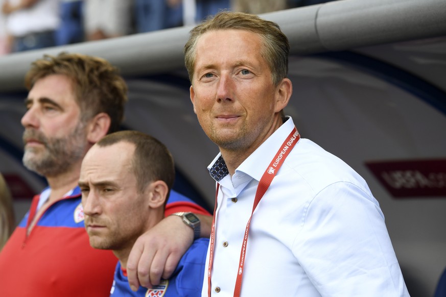 Liechtenstein&#039;s coach Martin Marxer, right, prior to the Euro 2024 group J qualifying soccer match between Luxembourg and Liechtenstein at the Stade De Luxembourg in Luxembourg, Saturday, June 17 ...