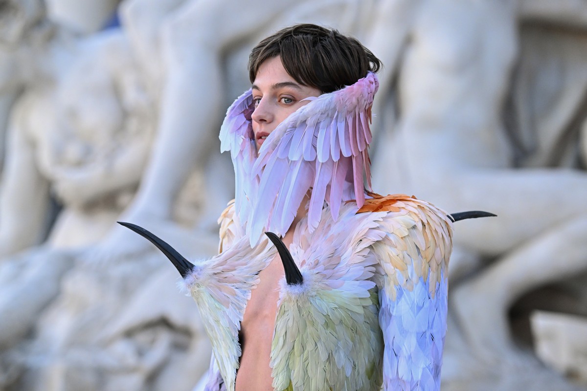 Emma Corrin arrives for the Schiaparelli Haute Couture Fall/Winter 2026-2027 Women's collection presented in Paris, Monday, July 6, 2026. (AP Photo/Emma Da Silva)
Emma Corrin