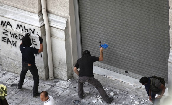 Griechische Handwerker bei der Arbeit. Die Mauern der Stadt werden auf ihre Stabilität überprüft.&nbsp;