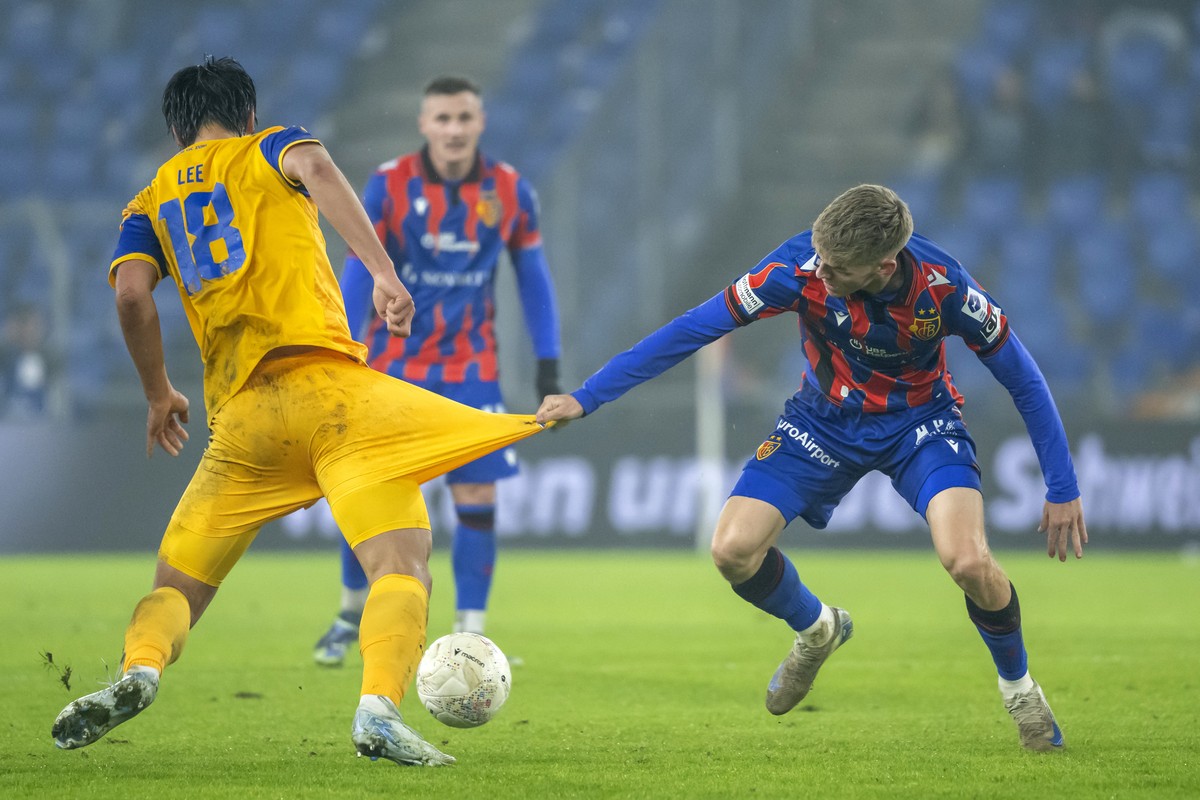 Lee Young-Jun (GC) links, gegen Anton Kade (FCB), rechts, im Fussball Meisterschaftsspiel der Regular Season der Swiss Super League zwischen dem FC Basel 1893 und dem Grasshopper Club Zuerich im Stadi ...
