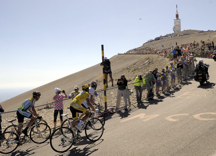 epa01806288 Astana riders Alberto Contador of Spain (C) and Saxo Bank rider Andy Schleck of Luxembourg (R) and Lance Armstrong of the US (L) climb the Mont Ventoux mountain during the 20th stage of th ...