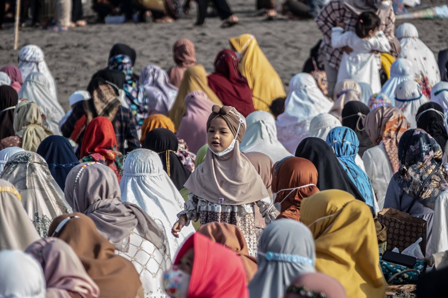 Indonesia: Muslims Celebrate Eid al-Fitr in Yogyakarta Indonesian Muslims are seen attending Eid al-Fitr prayer on sand dune which marks the end of the holy month of Ramadan. Yogyakarta Special Region ...