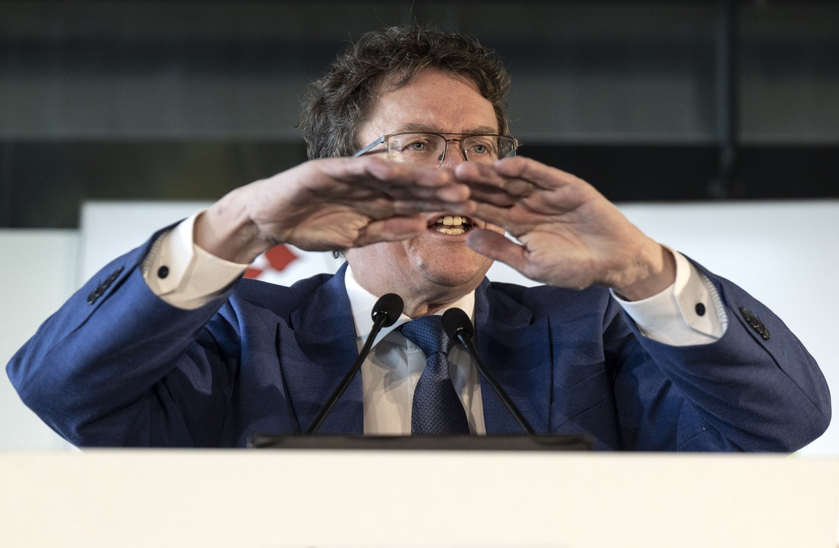 Bundesrat Albert Roesti spricht an der Delegiertenversammlung der SVP Schweiz, am Samstag, 23. Maerz 2024, in Langenthal. (KEYSTONE/Peter Schneider)