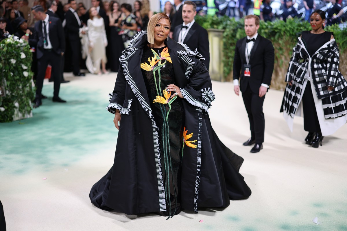epa11323565 Queen Latifah arrives at the red carpet for the 2024 Met Gala, the annual benefit for the Metropolitan Museum of Art's Costume Institute, in New York, New York, USA, 06 May 2024. The  ...