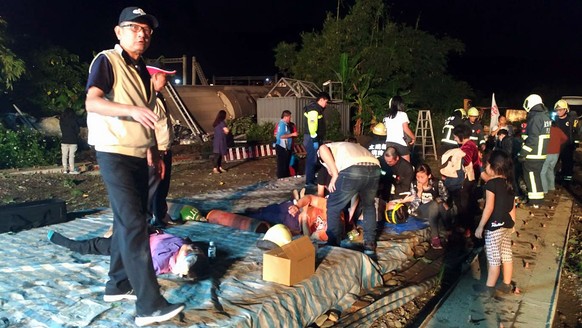 epa07109028 A handout photo made available by the Taiwan National Defense Ministry shows rescuers attending victims of a train accident in Yilan, Taiwan, 21 October 2018. According to reports, at leas ...