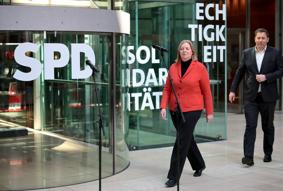 epa12843568 Chairmen of the Germany's Social Democratic Party (SPD) Lars Klingbeil (R) and Baerbel Bas arrive for a news conference after the Rhineland-Palatinate state election, in Berlin, Germa ...