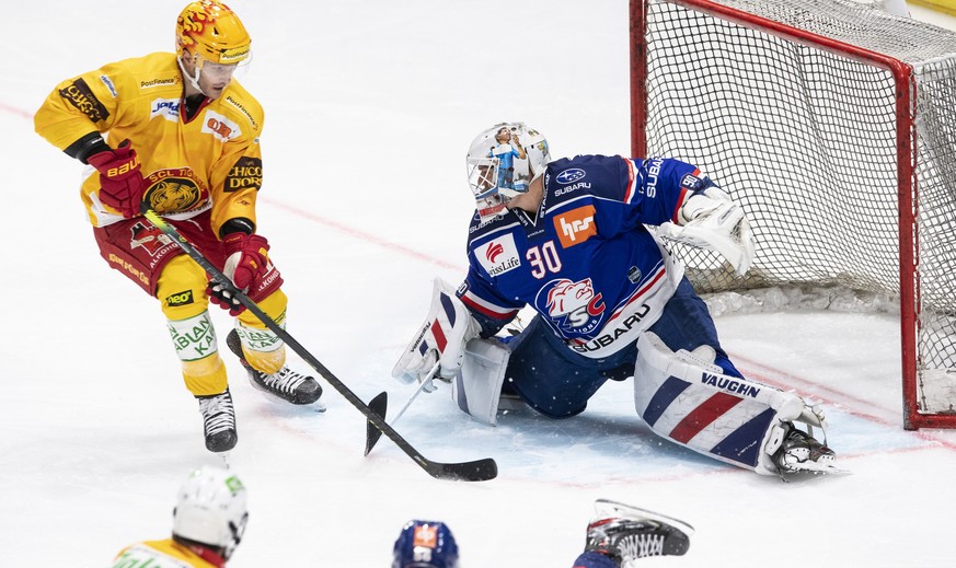 Der Langnauer Top Scorer PostFinance Ben Maxwell, links, kaempft um den Puck gegen Zuerichs Torhueter Lukas Flueeler, rechts, im Eishockeyspiel der National League zwischen den ZSC Lions und dem SCL T ...