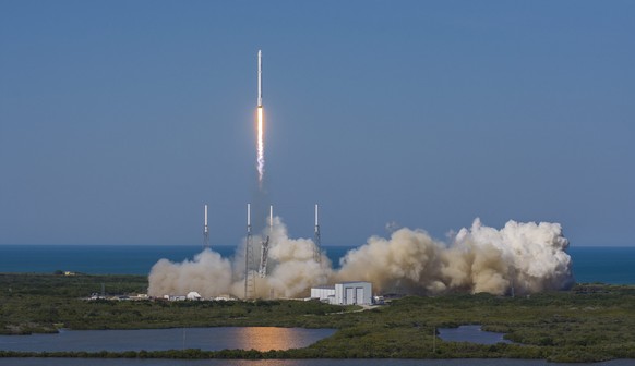 epa05250583 A handout picture made available by SpaceX on 09 April 2016 shows a SpaceX Falcon 9 rocket lifting off from Space Launch Complex 40 at Cape Canaveral Air Force Station, Florida, USA, 08 Ap ...
