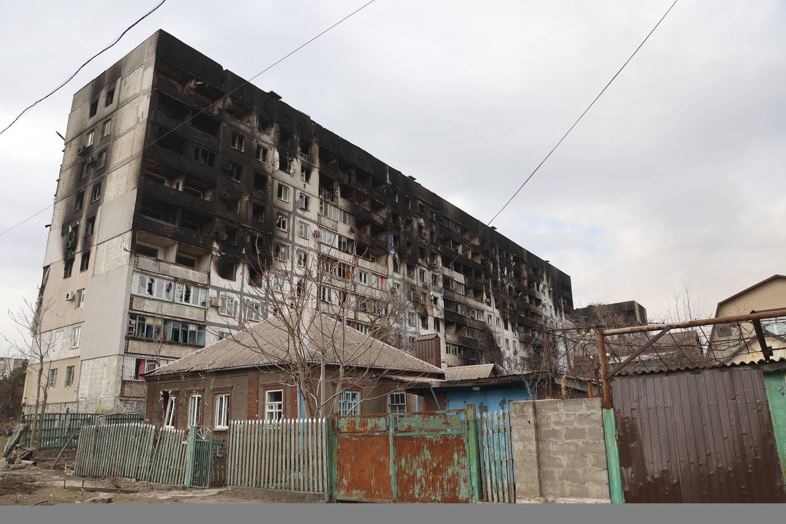 Ein bombardiertes Wohnhaus in Mariupol.