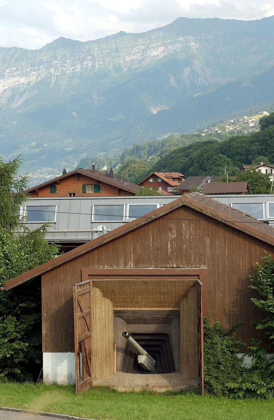 Das Artlleriewerk in Faulensee bei Spiez wird in ein Museum umgestaltet. Die Bunker (vorne als Haeuser getarnt) stehen zum Teil mitten im Wohngebiet, aufgenommen am 1. Juli 2002. (KEYSTONE/Peter Schne ...