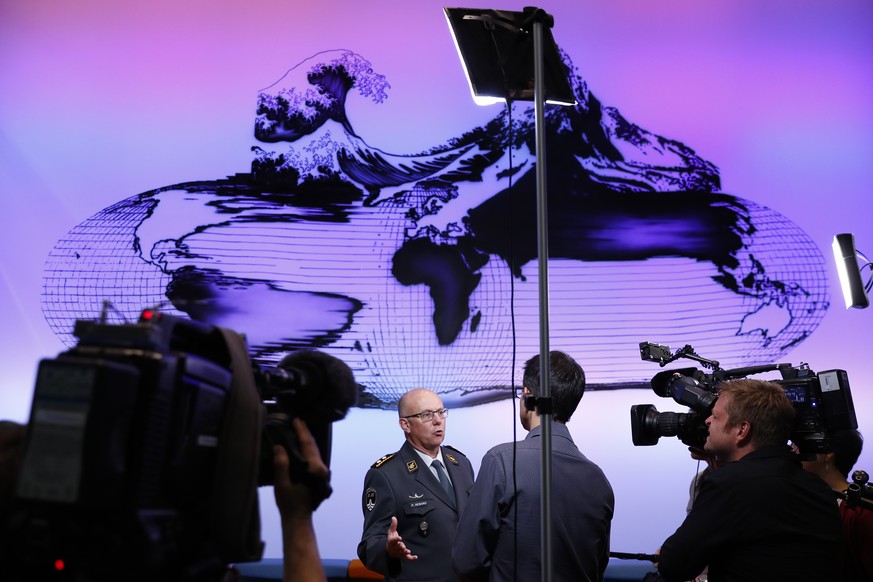 Philippe Rebord, neuer Chef der Schweizer Armee, gibt Interviews am Ende einer Medienkonferenz, am Freitag, 16. September 2016 in Bern. (KEYSTONE/Peter Klaunzer)