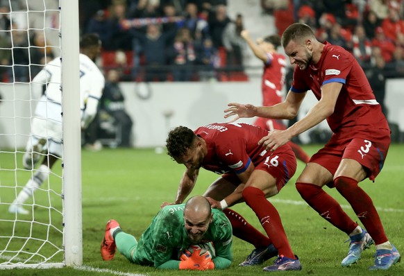 epa11656432 Serbia&#039;s goalkeeper Predrag Rajkovic (C-down) celebrates with teammates after saving a penalty during the UEFA Nations League group A soccer match between Serbia and Switzerland in Le ...