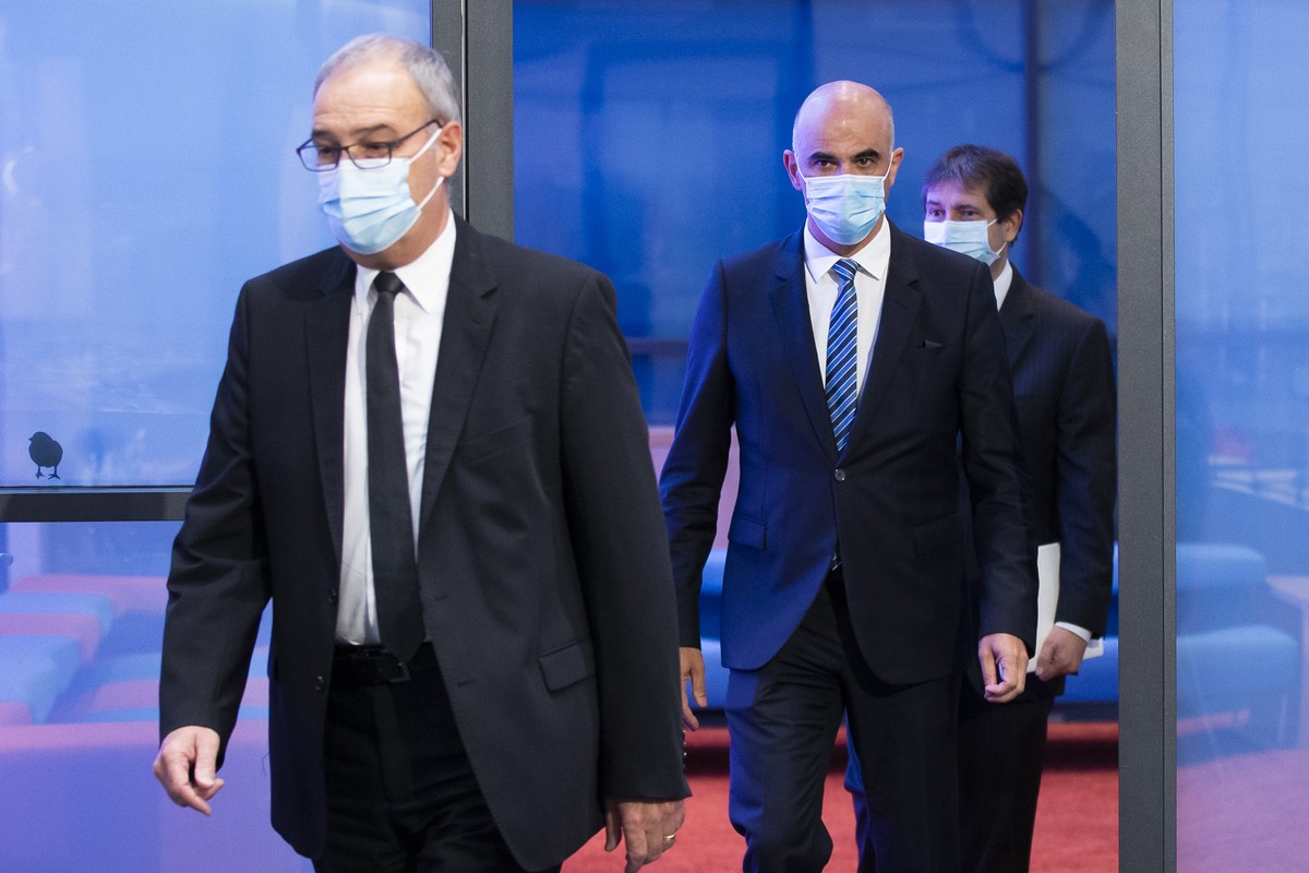 Bundespraesident Guy Parmelin, vorne, und Bundesrat Alain Berset kurz vor Beginn einer Medienkonferenz zur Abstimmung ueber das Covid-19-Gesetz, am Montag, 27. September 2021, in Bern. (KEYSTONE/Peter ...