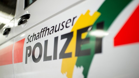 Die Schaffhauser Polizei hat auf dem Hochrein bei Hemishofen SH ein Schlauchboot, das an einer Wiffe h