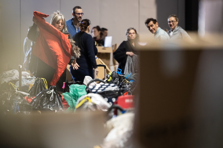 Volunteers sort and load donated basic goods into boxes and bags, in Lugano, Switzerland, Wednesday, March 2, 2022. (KEYSTONE/Ti-Press/Massimo Piccoli)