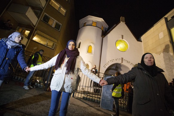 Der Schutzring der Muslime vor der Synagoge in Oslo.