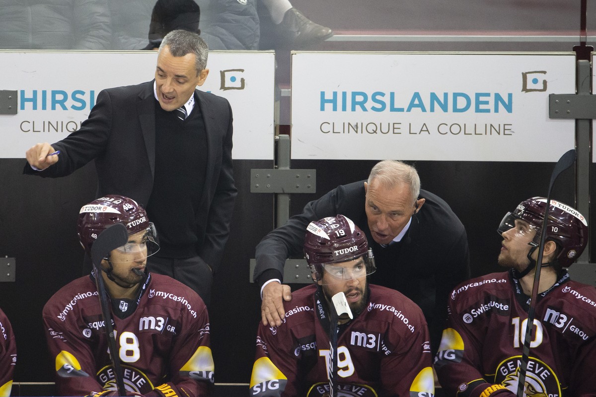 Geneve-Servette's Head coach Jan Cadieux, left, and Geneve-Servette's Assistant coach Rikard Franzen, right, talks to their players forward Stephane Patry #48, forward Josh Jooris #19 and fo ...
