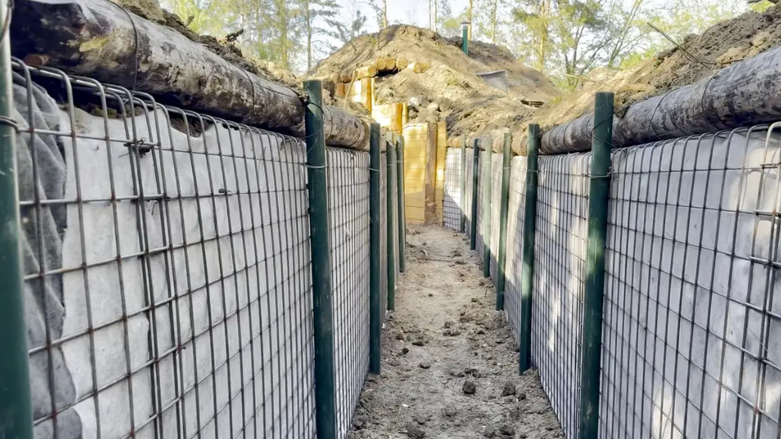 Gut ausgebauter Laufgraben mit Bunker im Oblast Charkiw.