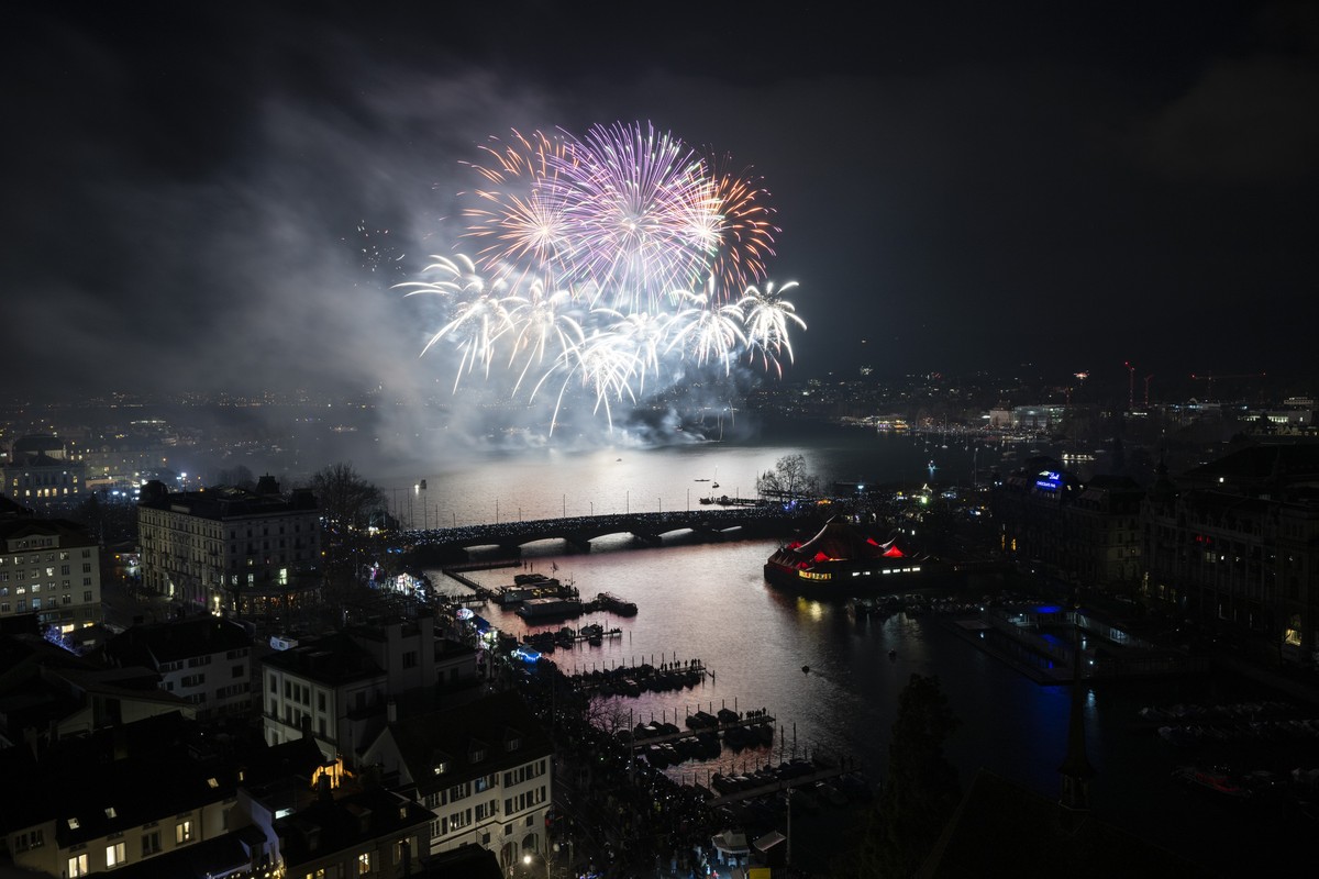Fireworks illuminate the sky above Zurich with a view of Lake Zurich, Switzerland, during the New Year's Eve festivities on early Monday, January 1, 2024. (KEYSTONE/Ennio Leanza)