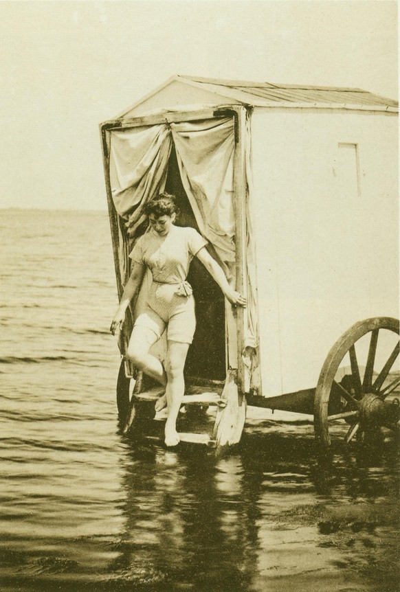 Eine Frau verlässt ihre Badekarre, 1893.