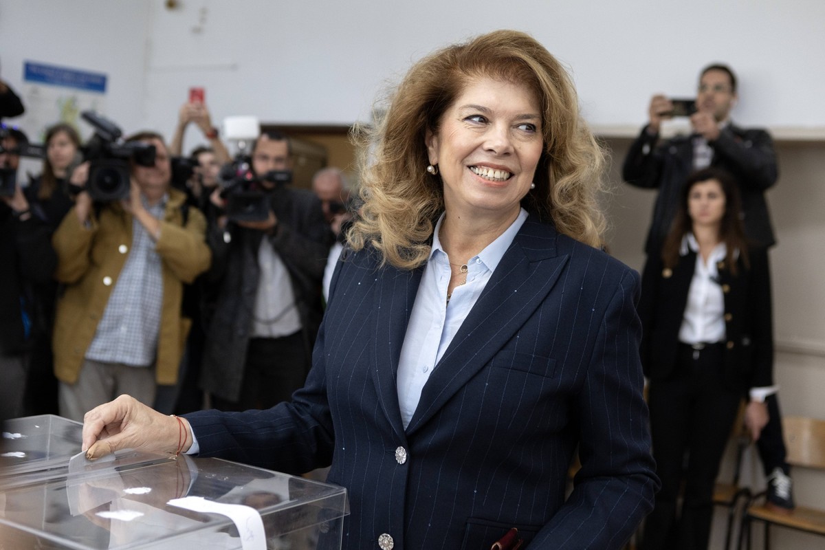 Bulgarian President Iotova casts ballot in presidential election SOFIA, BULGARIA - OCTOBER 25: Bulgarian President Iliana Iotova casts her ballot in the presidential election in Sofia, Bulgaria, on Oc ...