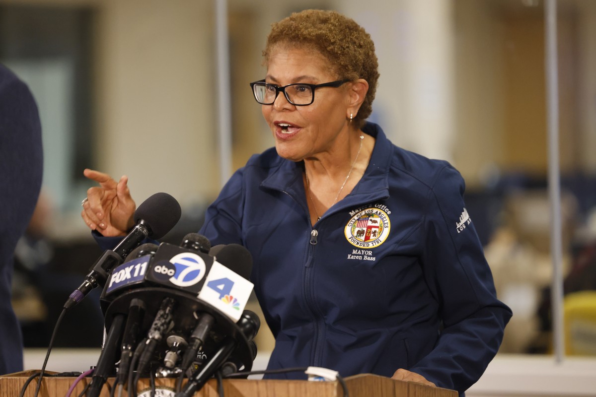 epa12167257 Los Angeles Mayor Karen Bass addresses the media during a press conference at the City of Los Angeles Emergency Operation Center, in Los Angeles, California, USA, 09 June 2025. US Presiden ...