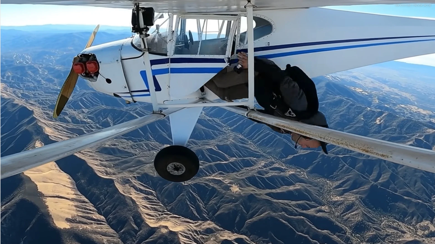 Ein junger Kalifornier ist online unter Beschuss geraten, nachdem er ein (eindrückliches) Video veröffentlichte, in dem er aus einer Taylorcraft BL64 abspringt und deren Crash zeigt.