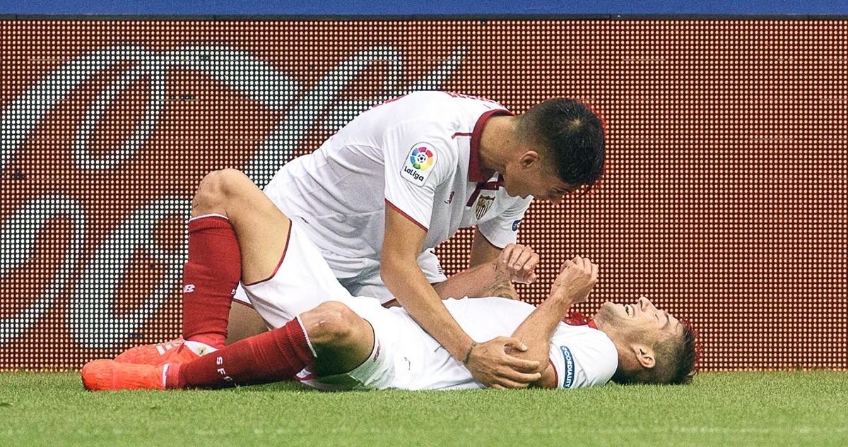 epa05544902 Sevilla's Luciano Vietto (L) celebrates after scoring the 1-0 lead during the Spanish Primera Division League soccer match between SD Eibar and Sevilla FC at the Ipurua stadium in Eib ...