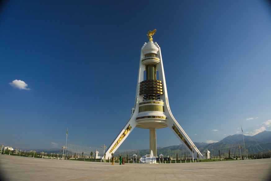 Turkmenistan the best photos from the country where no Swiss have lived since 2016.  Only Swiss watson.ch monument of Turkmenbashi in Ashgabat, Turkmenistan, Central Asia