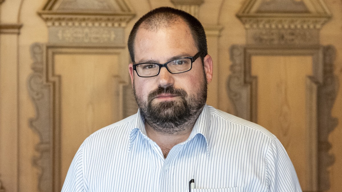 Der Schwyzer Kantonsrat Bernhard Diethelm informiert an einer Medienkonferenz die ueber die ihn betreffende Anklage der Staatsanwaltschaft, am Mittwoch, 28. Juni 2023 im Rathaus in Schwyz. Diethelm mu ...
