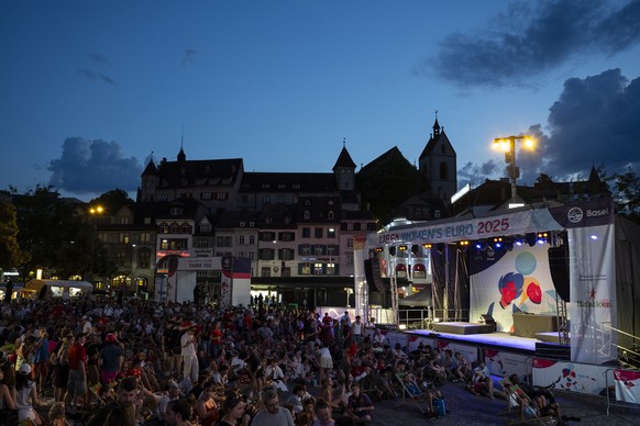 Publicviewing beim Womens Euro 2025 Spiel zwischen der Schweiz und Norwegen, am Mittwoch, 2. Juli 2025, auf dem Barfuesserplatz in Basel. (KEYSTONE/Peter Schneider)