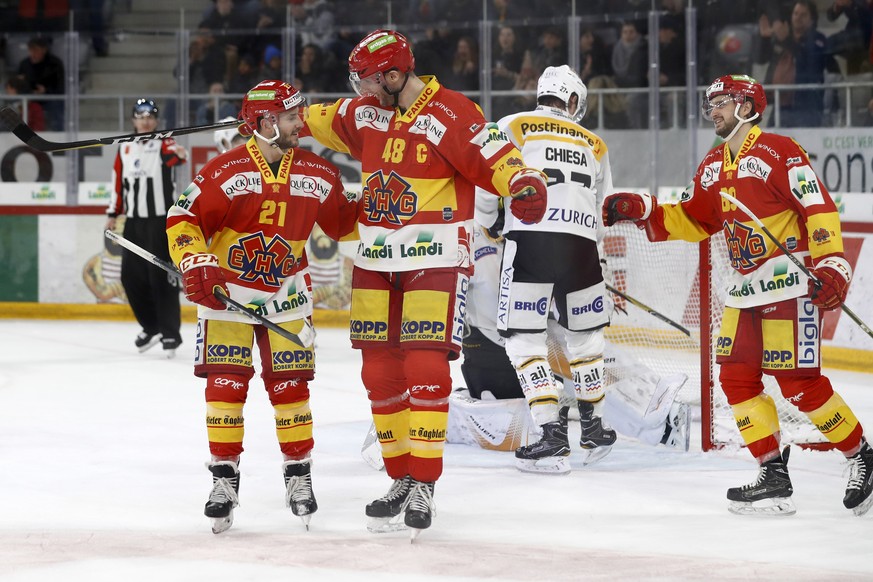 Biels Philipp Wetzel, Mitte, jubelt nach seinem Tor zum 3-1 mit den Teamkollegen Jason Fuchs, links, und Dominik Diem, rechts, im Eishockey Meisterschaftsspiel der National League zwischen dem EHC Bie ...