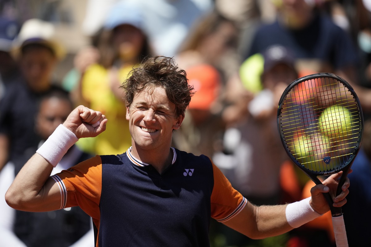 Norway's Casper Ruud celebrates winning his third round match of the French Open tennis tournament against China's Zhang Zhizhen, at the Roland Garros stadium in Paris, Saturday, June 3, 202 ...