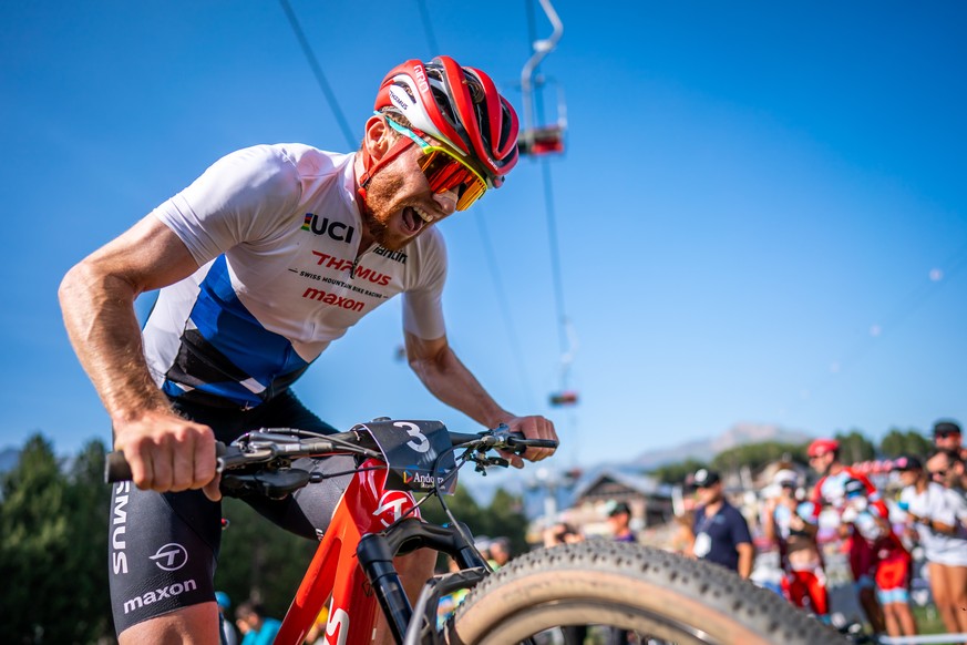 epa10073042 Mathias Flueckiger from Switzerland in action during the UCI Cross Country Mountain Bike World Cup Short Track Men Elite race, XCC, in Vallnord, Andorra, 15 July 2022. EPA/MAXIME SCHMID